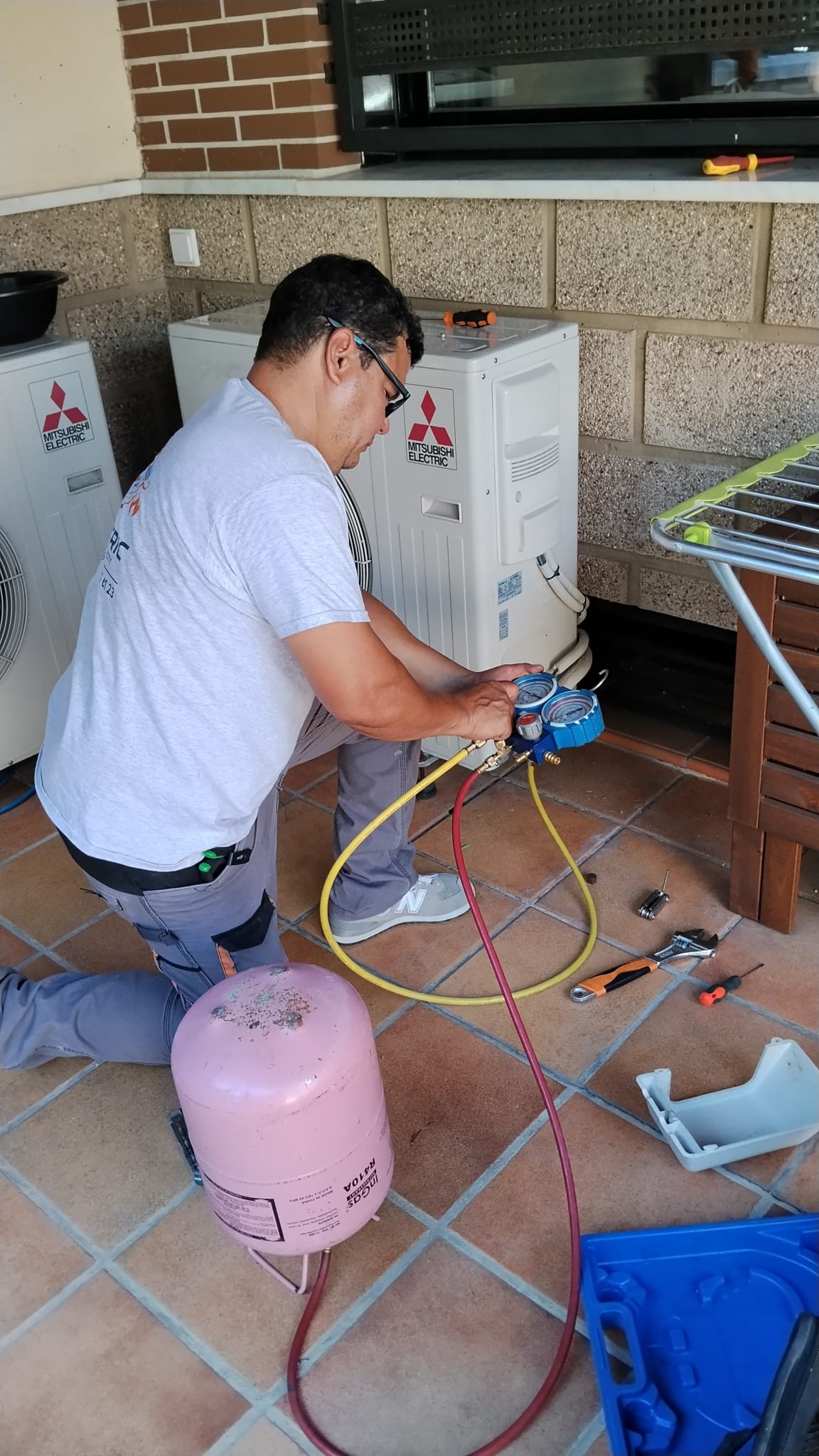 Profesional de Air Electric instalando un aire acondicionado